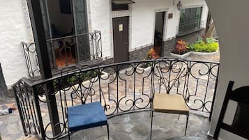 Kamar Double Deluks, pemandangan kebun | Brankas, setrika/meja setrika, dan Wi-Fi gratis