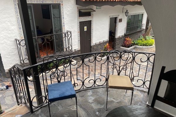 Caja de seguridad en la habitación y tabla de planchar con plancha