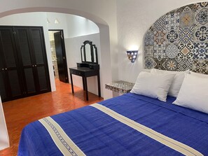 خزنة داخل الغرفة ومكواة/لوح كي وواي فاي مجانًا