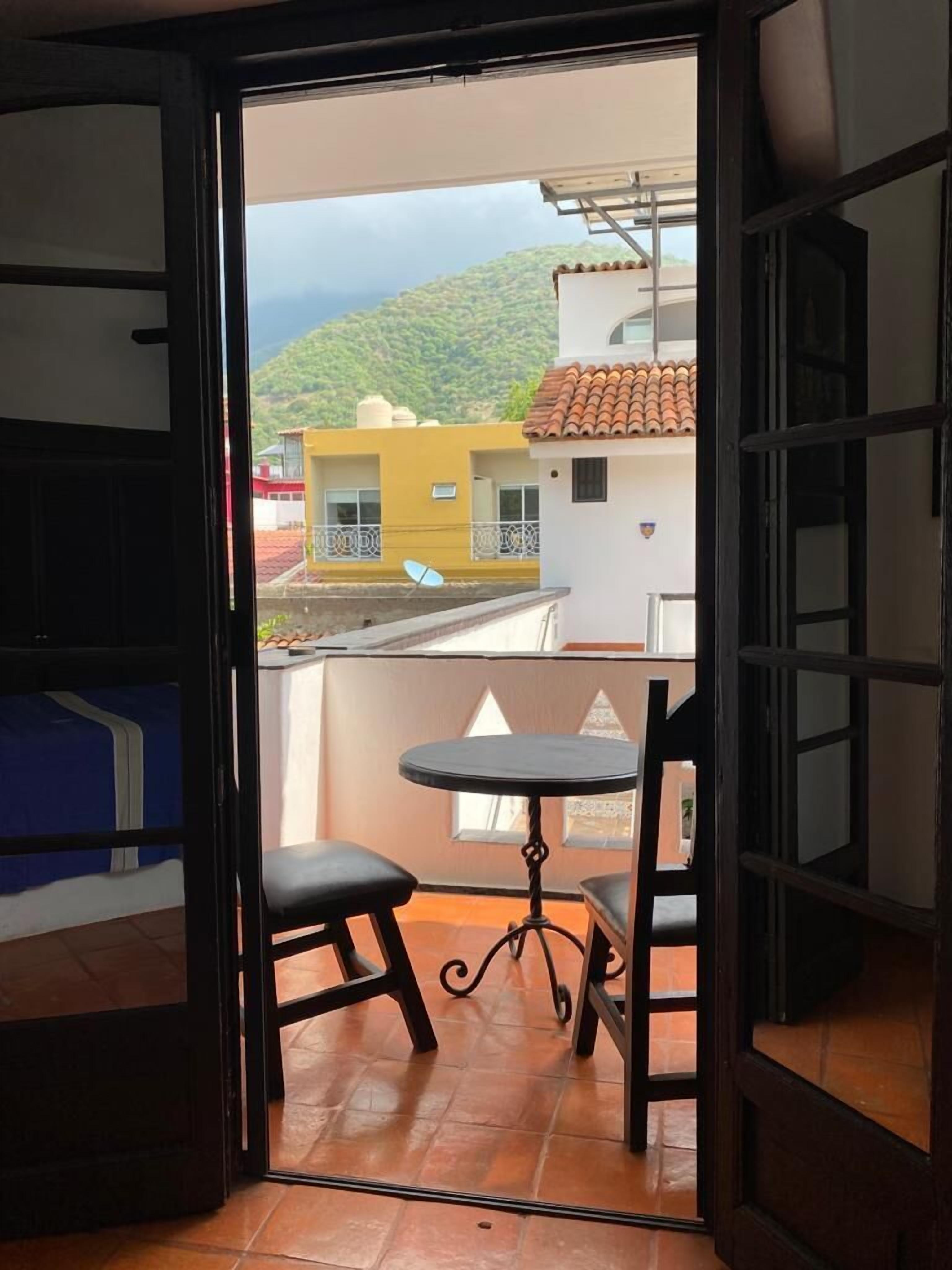 Caja de seguridad en la habitación y tabla de planchar con plancha 