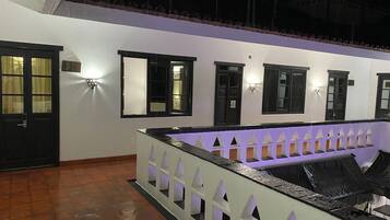 Basic Double Room | In-room safe, iron/ironing board, free WiFi