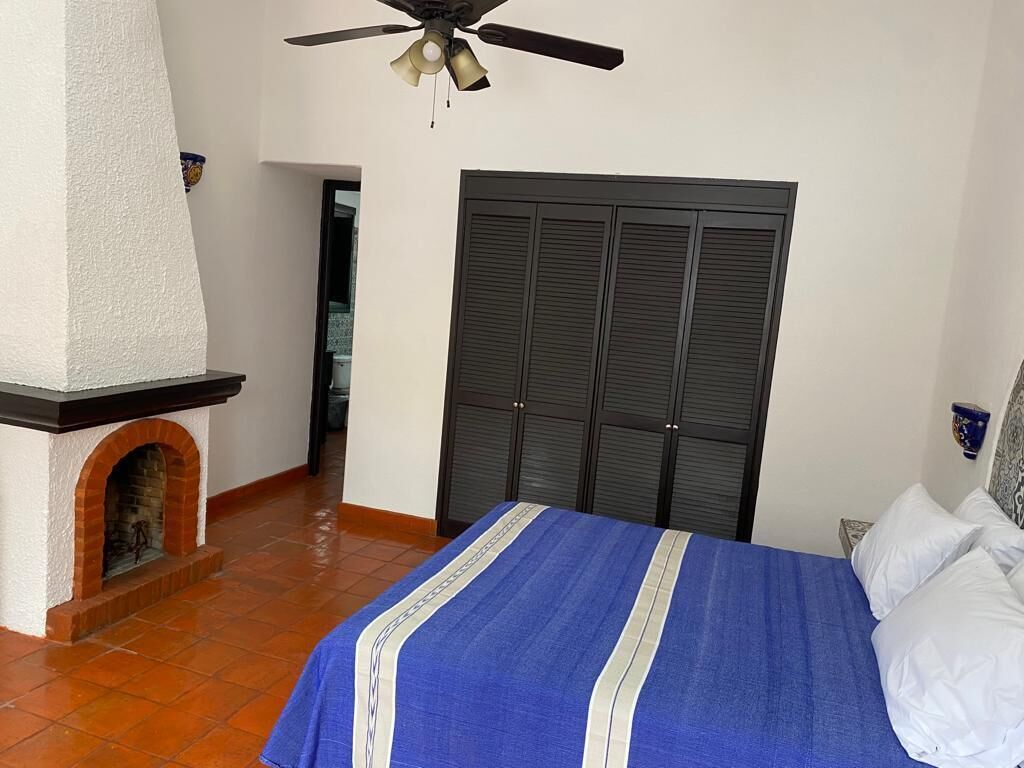 Habitación doble Deluxe, vista al jardín | Caja de seguridad en la habitación y tabla de planchar con plancha 