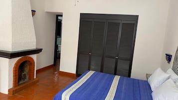 Habitación doble Deluxe, vista al jardín | Caja de seguridad en la habitación y tabla de planchar con plancha