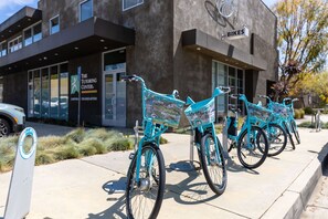 Property grounds - Cozy 100-year-old Brick Cottage. Thoughtfully designed for Travel Professionals. (Long Beach)
