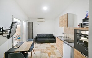 Kühlschrank, Ofen, Wasserkocher mit Kaffee-/Teezubehör