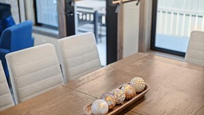 Una mesa de madera con una bandeja que contiene esferas de vidrio decorativas.