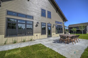 Outdoor dining - New! 5 BR w/ Rooftop Hot tub (Red Lodge)