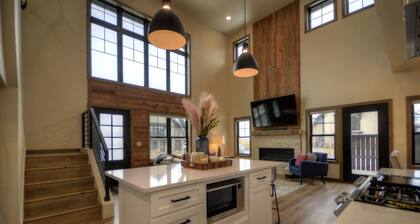 New! 5 BR w/ Rooftop Hot tub