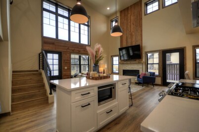 New! 5 BR w/ Rooftop Hot tub