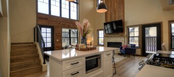New! 5 BR w/ Rooftop Hot tub