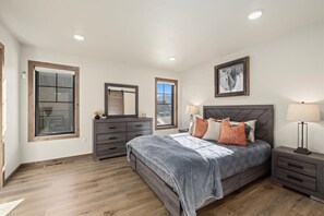 5 bedrooms, iron/ironing board, travel crib, free WiFi - New! 5 BR w/ Rooftop Hot tub (Red Lodge)