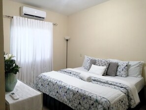 3 عدّة غرف نوم ومكواة/لوح كي وواي فاي وملاءات أسرّة