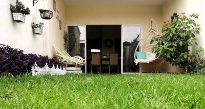 Casa Acogedora Minimalista Decorada con Naturaleza