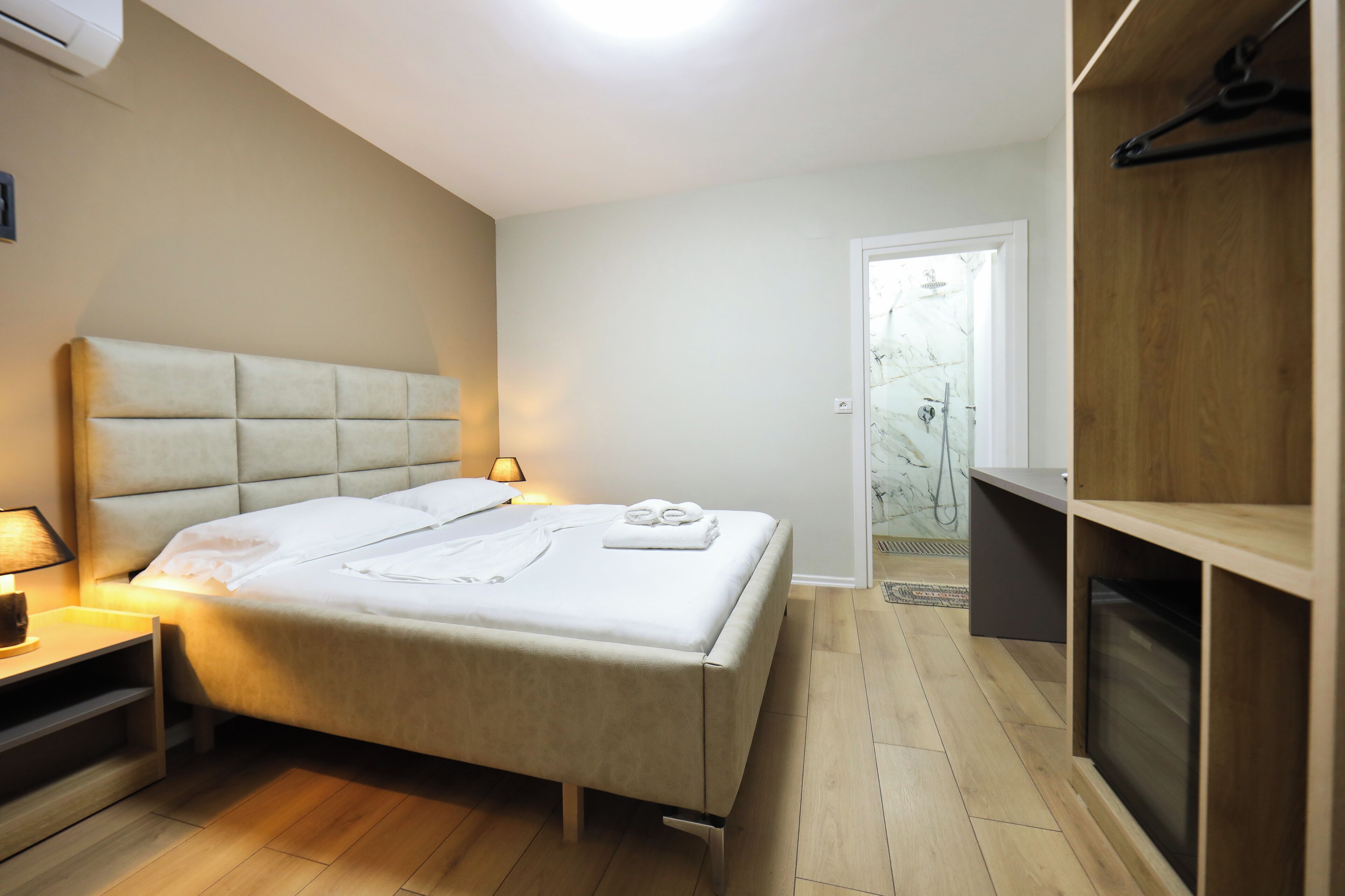 Habitación Deluxe doble, vistas al jardín | Escritorio, espacio para trabajar con un portátil, cortinas opacas