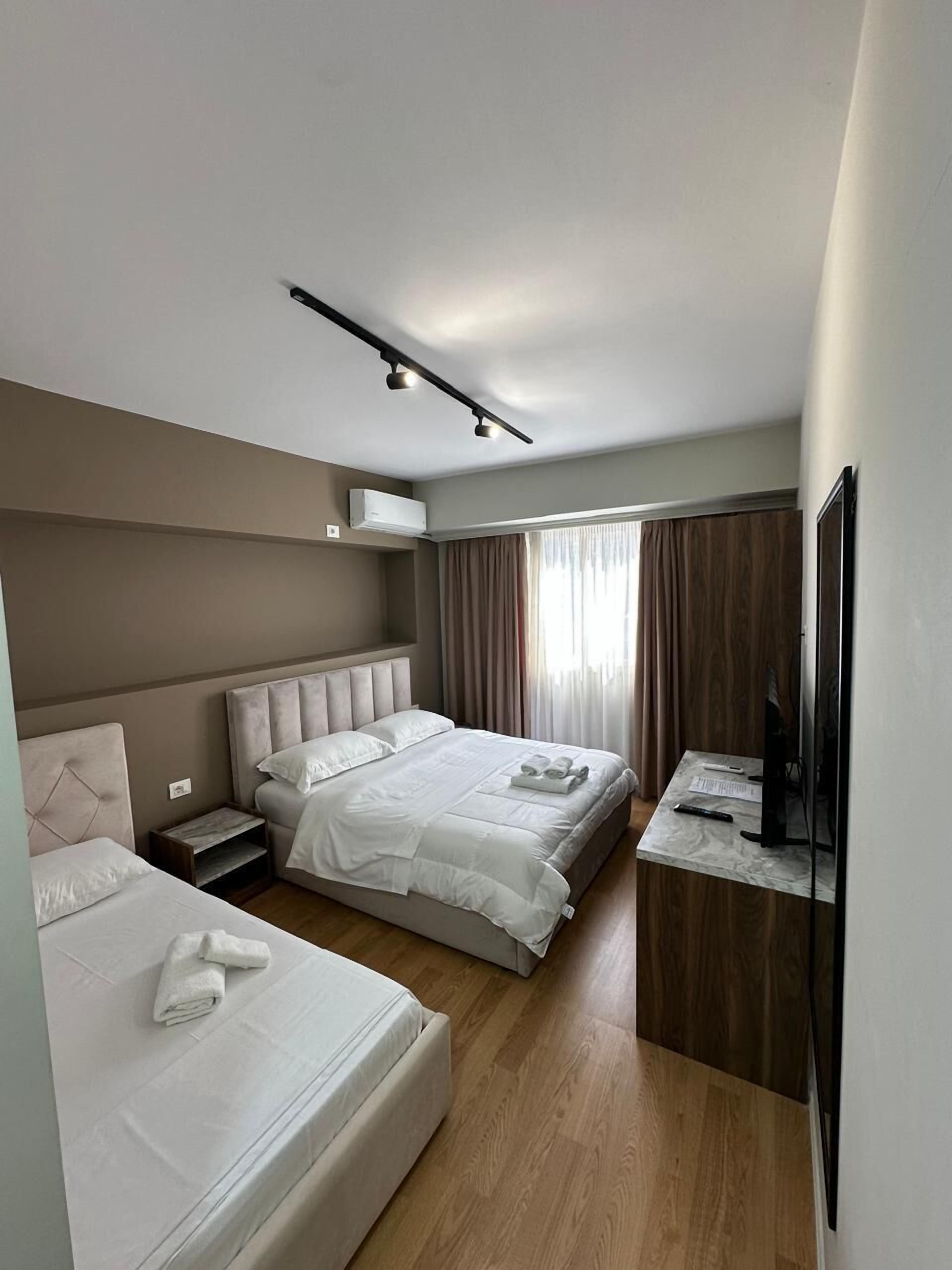 华丽三人房 | 办公桌、笔记本电脑工作区、遮光窗帘、隔音