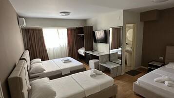 1 habitación, escritorio y espacio para trabajar con laptop