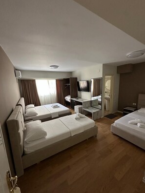 1 habitación, escritorio y espacio para trabajar con laptop 