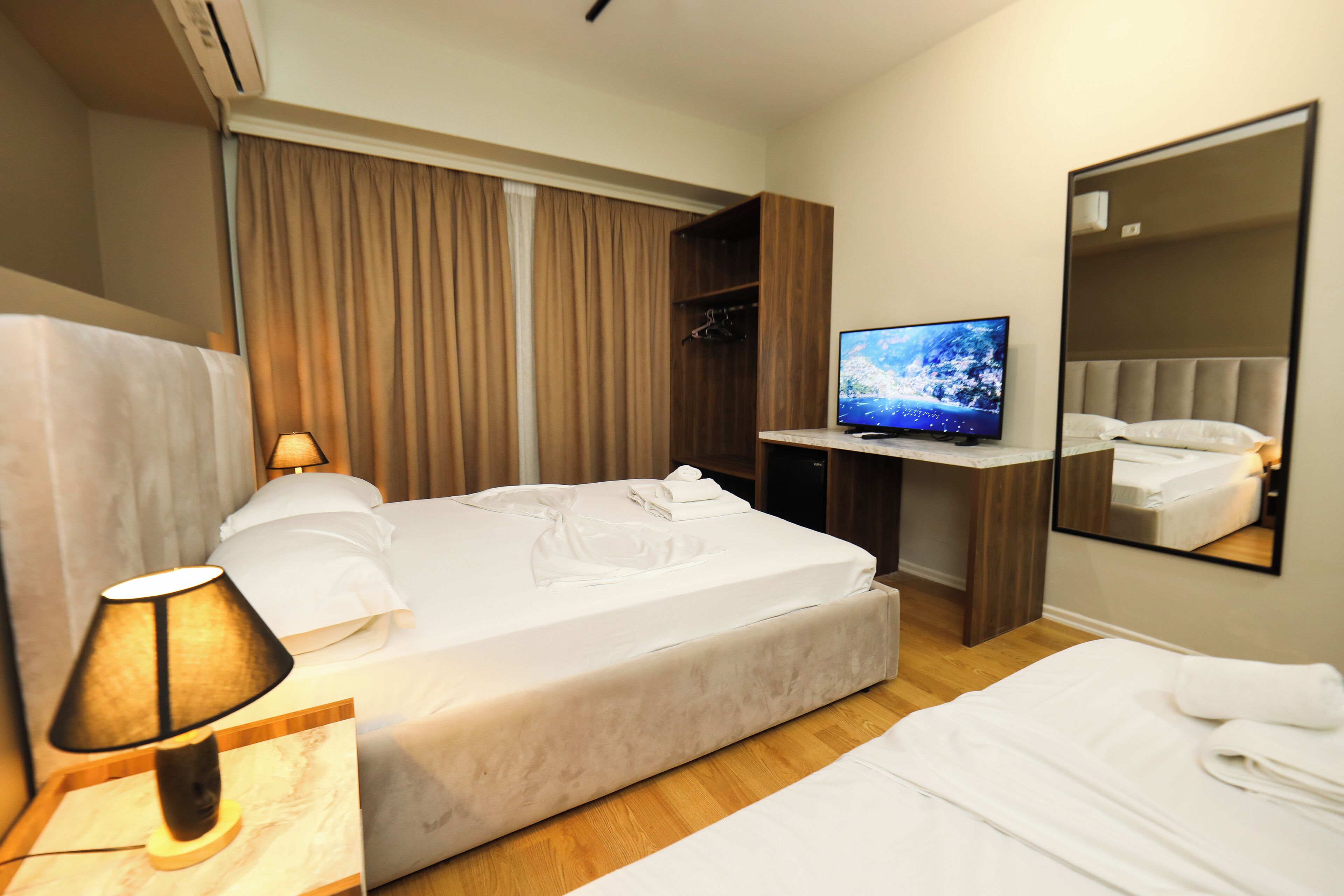 Deluxe Triple Room | Desk, laptop workspace, blackout drapes, soundproofing