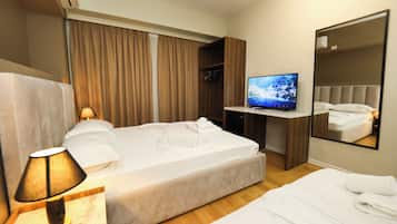 Deluxe Triple Room | Desk, laptop workspace, blackout drapes, soundproofing