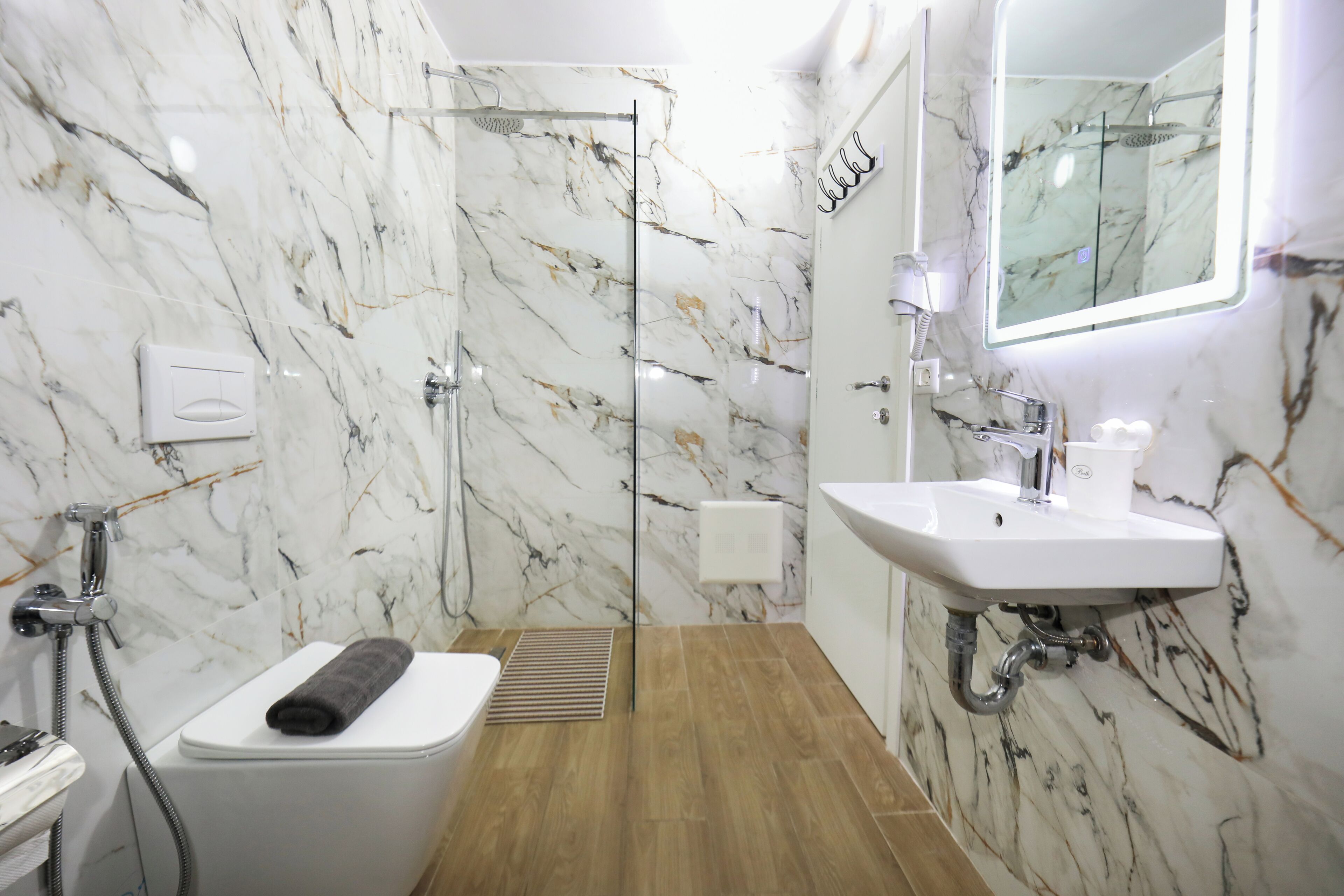 Deluxe Double Room, Garden View | Bathroom | Free toiletries, hair dryer