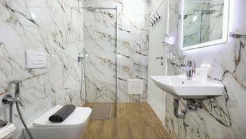 Deluxe Double Room, Garden View | Bathroom | Free toiletries, hair dryer