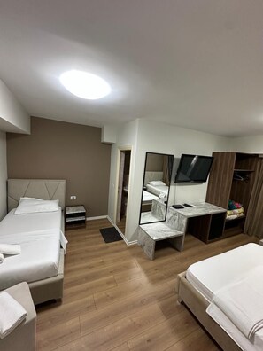 Quarto luxo | Escrivaninha, espaço de trabalho para notebook, cortinas blackout