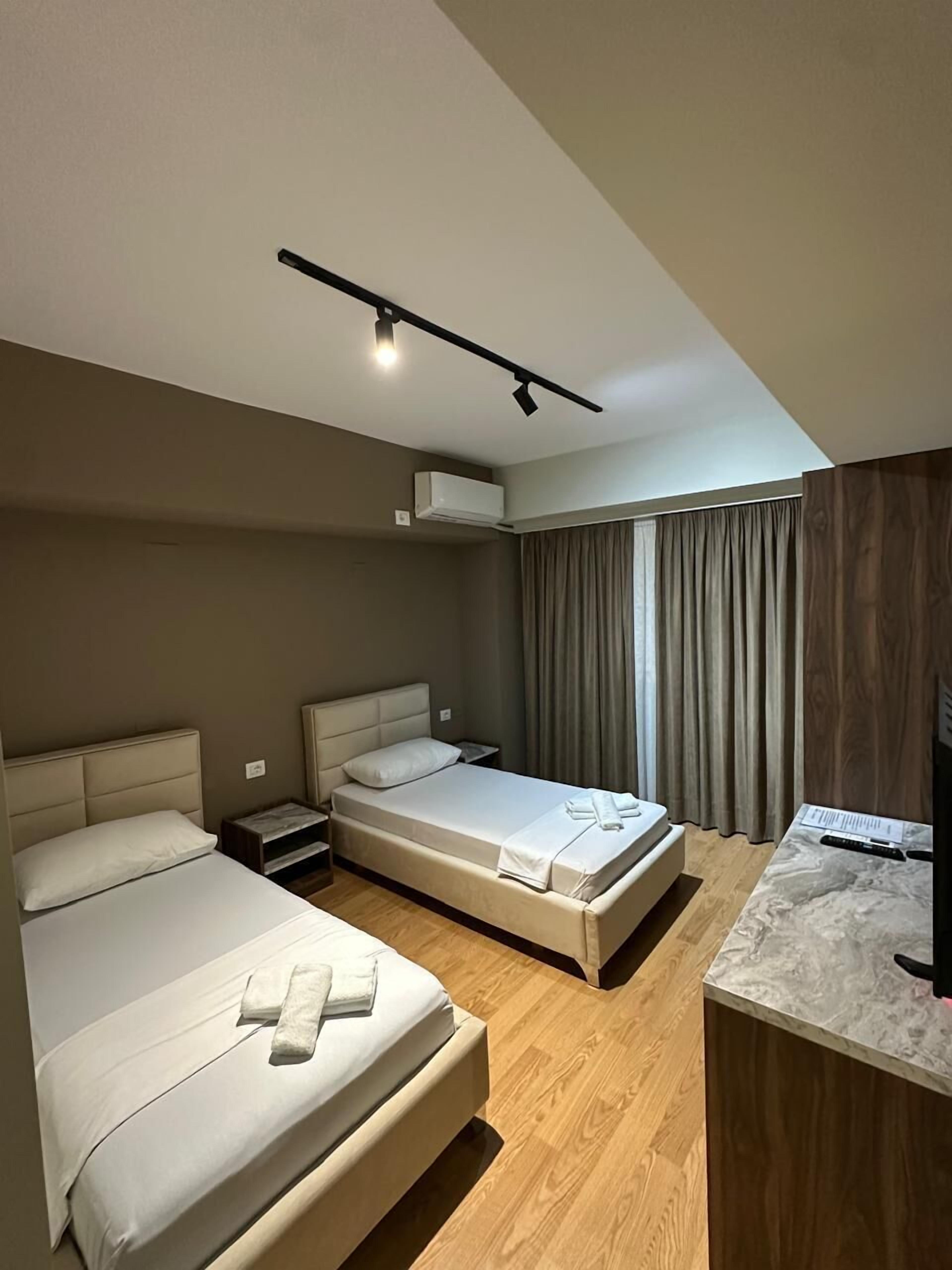 Basic Twin Room | Desk, laptop workspace, blackout drapes, soundproofing