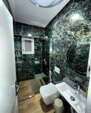Quarto casal luxo, vista para o jardim | Banheiro | Produtos de toalete grátis, secador de cabelo