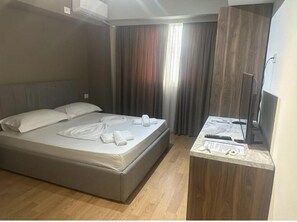 Deluxe dubbelrum - utsikt mot trädgården | 1 sovrum, skrivbord, arbetsyta för laptop och mörkläggningsgardiner