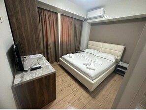 Deluxe dubbelrum - utsikt mot trädgården | Matservice på rummet