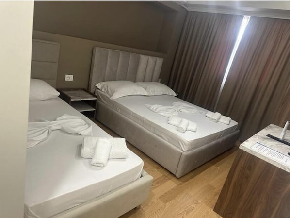 Deluxe trippelrum | 1 sovrum, skrivbord, arbetsyta för laptop och mörkläggningsgardiner