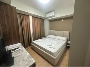 Deluxe dubbelrum - utsikt mot trädgården | Matservice på rummet