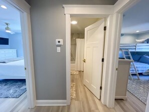 3 室のベッドルーム、アイロン / アイロン台、インターネット、ベッドシーツ