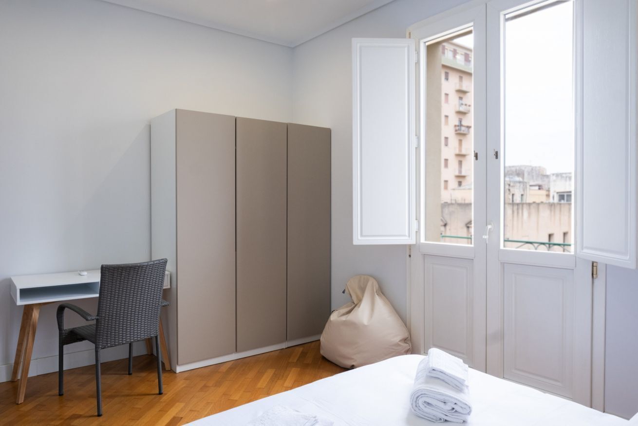 1 dormitori, planxa i posts de planxar, wifi i roba de llit 