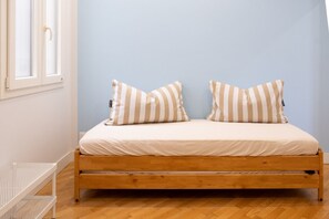 1 dormitorio, tabla de planchar con plancha, wifi y ropa de cama