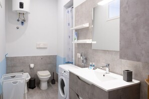 Shower, hair dryer, bidet, towels - Cozy apartment in the heart of Trapani (Casa Azul) (Trapani)