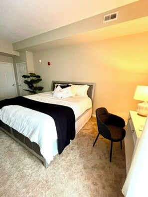 2 bedrooms, desk, WiFi, bed sheets - Victory Penthouse Retreat – Modern 2BED/2BATH (Baltimore)