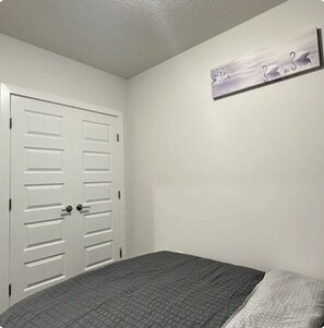 2 habitaciones, tabla de planchar con plancha, wifi y ropa de cama 