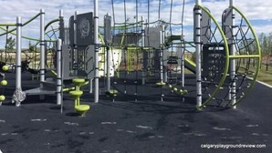 Une aire de jeux dotée de diverses structures et équipements d’escalade.