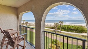 Un balcon avec vue sur la plage et l’océan.