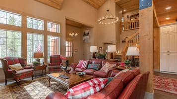 House (6 Bedrooms) | Living area | TV, fireplace