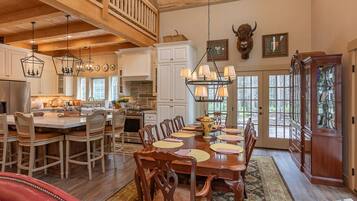 House (6 Bedrooms) | Dining room