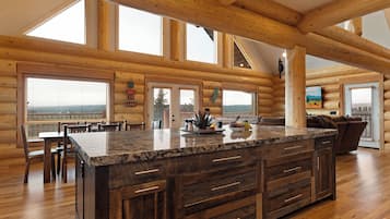 House (3 Bedrooms) | Private kitchen | Fridge, microwave, oven, stovetop