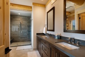 House (3 Bedrooms) | Bathroom | Shower, hair dryer