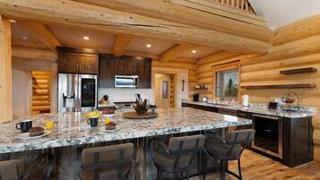 House (3 Bedrooms) | Private kitchen | Fridge, microwave, oven, stovetop