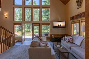 House (4 Bedrooms) | Living area