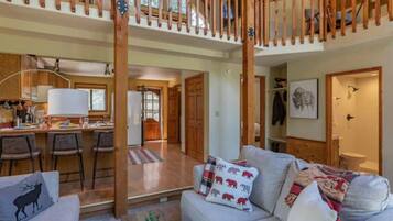 House (4 Bedrooms) | Living area