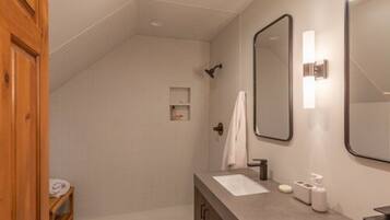 House (4 Bedrooms) | Bathroom | Towels