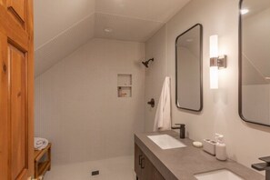 House (4 Bedrooms) | Bathroom