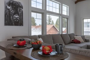 House (4 Bedrooms) | Living area